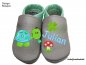 Preview: Lederpuschen grau-mint mit rechts Stickerei Schild Blume (mint-hellblau-hellgrün-schwarz) Blume (mint-hellblau) und links Namen (hellblau), Kleeblatt (hellgrün) und Pilz schlicht (rot-weiß-creme-hellgrün)